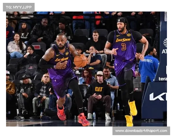 NBA洛杉矶德比前瞻：湖人客场战绩强势，快船伦纳德膝伤成变数